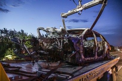 Haifingen: PKW brennt vollstaendig aus - Autobahn gesperrt