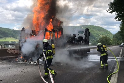 Muehlhausen/A8: LKW brennt in voller Ausdehnung - 13 Km Stau