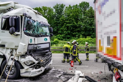 A8/Kirchheim/Teck: Sattelzug uebersieht Stauende und faehrt in weiteren Sattelzug – kilometerlanger Stau