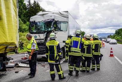 A8/Kirchheim/Teck: Sattelzug uebersieht Stauende und faehrt in weiteren Sattelzug – kilometerlanger Stau