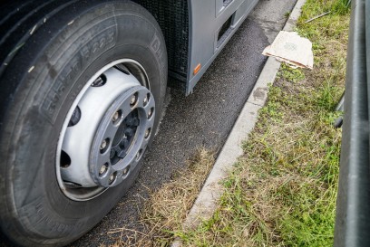 B27/Aichtal: Sattelzug verliert ueber mehrere Kilometer Oel auf der A8 und B27