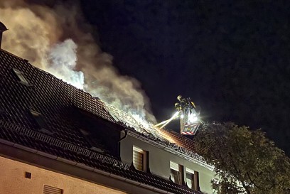 Renningen: Dachstuhl von Mehrfamilienhaus geraet nach Blitzeinschlag in Brand