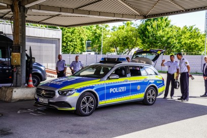 Stuttgart: Nach Pilotprojekt nun 107 Polizeifahrzeuge mit mehreren Dashcams ausgestattet - Innenminister uebergibt symbolisch Fahrzeugschluessel