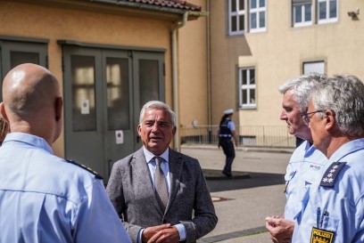 Stuttgart: Nach Pilotprojekt nun 107 Polizeifahrzeuge mit mehreren Dashcams ausgestattet - Innenminister uebergibt symbolisch Fahrzeugschluessel