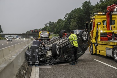 Sindelfingen: PKW ueberschlaegt sich - eine Person verletzt