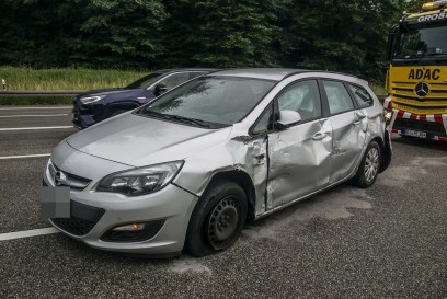 Sindelfingen: PKW ueberschlaegt sich - eine Person verletzt