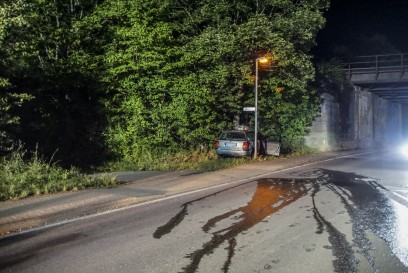 Gaeufelden-Nebringen: VW Fahrer kracht gegen Baum  - Fahrer stand unter Alkoholeinfluss