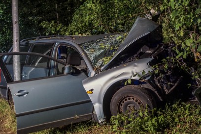 Gaeufelden-Nebringen: VW Fahrer kracht gegen Baum  - Fahrer stand unter Alkoholeinfluss