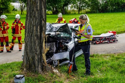 Koengen: Skoda faehrt frontal gegen Baum - Fahrer lebensgefaehrlich verletzt - Ehefrau tot aufgefunden