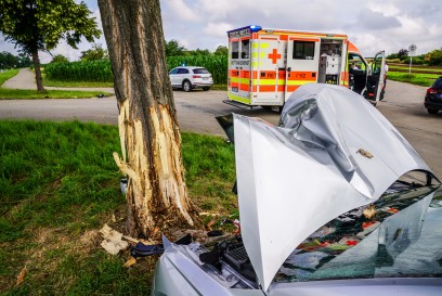Koengen: Skoda faehrt frontal gegen Baum - Fahrer lebensgefaehrlich verletzt - Ehefrau tot aufgefunden