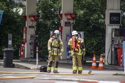 Sindelfingen: Autogas stroemt nach technischem Defekt aus einem PKW an einer Tankstelle aus