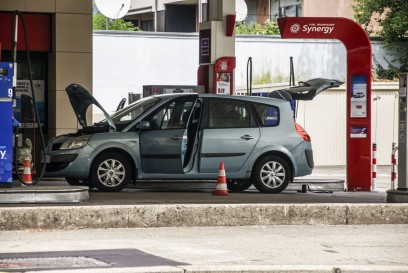 Sindelfingen: Autogas stroemt nach technischem Defekt aus einem PKW an einer Tankstelle aus