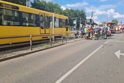 Stuttgart: Strassenbahn erfasst Fussgaenger 