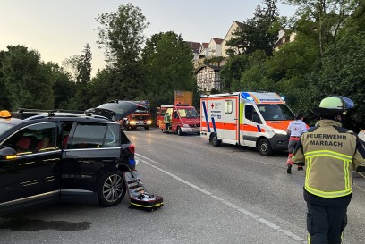 Marbach a.N: Verkehrsunfall,  Tesla ueberschlagen und im Graben mehrer Verletzte 