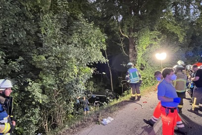 Marbach a.N: Verkehrsunfall,  Tesla ueberschlagen und im Graben mehrer Verletzte 