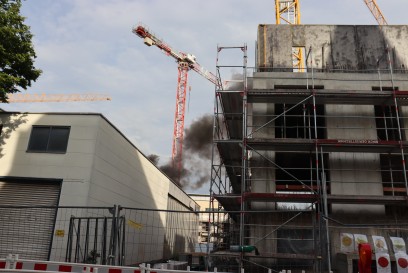 Stuttgart: Brennende Dachpappe auf Baustelle sorgt fuer Grosseinsatz