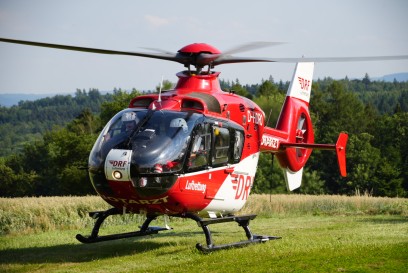 Schlichten: Kind beim ueberqueren von Strasse, von Auto erfasst- Rettunghubschrauber im Einsatz
