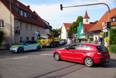 Schlichten: Kind beim ueberqueren von Strasse, von Auto erfasst- Rettunghubschrauber im Einsatz
