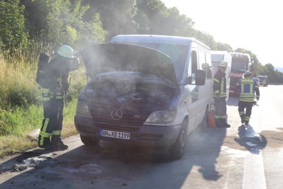 Aichelberg: A8 Fahrtrichtung Muenchen Hoehe Weilheim PKW Brand 