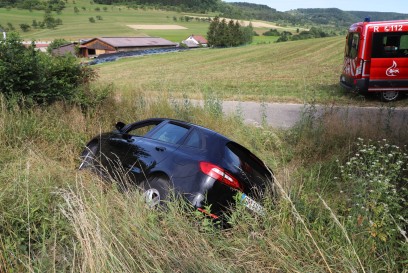 Bad Ueberkingen: PKW faehrt in graben 