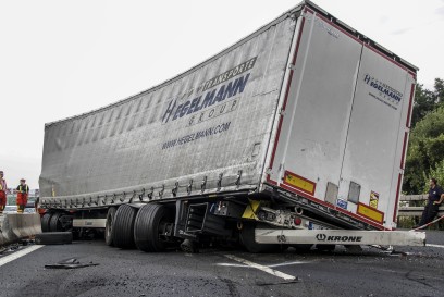 A8 Leonberg: LKW kracht auf Fahrbahnteiler - langer Stau