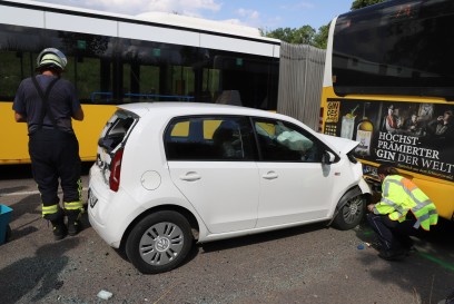 Nuertingen: PKW faehrt auf Bus auf 