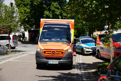 Altbach: Person wird mit Drehleiter aus Dachgeschosswohnung gerettet- Rettungshubschrauber im Einsatz