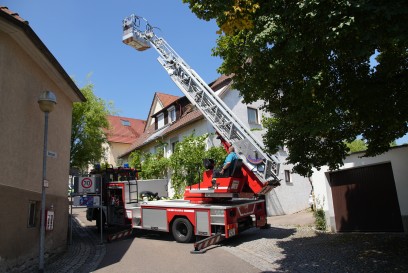 Altbach: Person wird mit Drehleiter aus Dachgeschosswohnung gerettet- Rettungshubschrauber im Einsatz