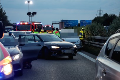 A8/Kirchheim: 10-jaehriger stoppt Heldenhaft Auto nach dem der Vater einen Herzinfarkt erlitt – 11 weitere Verletzte 