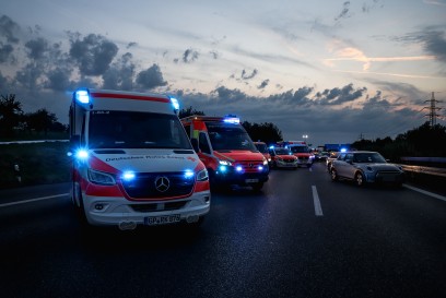 A8/Kirchheim: 10-jaehriger stoppt Heldenhaft Auto nach dem der Vater einen Herzinfarkt erlitt – 11 weitere Verletzte 