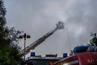 TAGBILDER! Gammertingen: Hochzeitsfeuerwerk geht schief und setzt eigenen Reifengrosshandel in Vollbrand