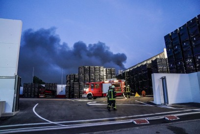 TAGBILDER! Gammertingen: Hochzeitsfeuerwerk geht schief und setzt eigenen Reifengrosshandel in Vollbrand