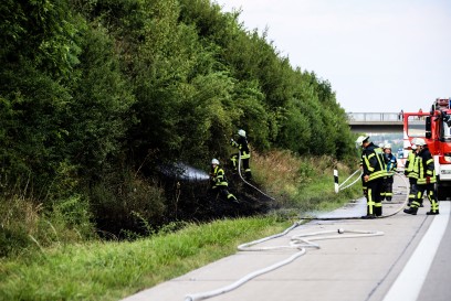 Weilheim: Brand am Randbereich des Standstreifens