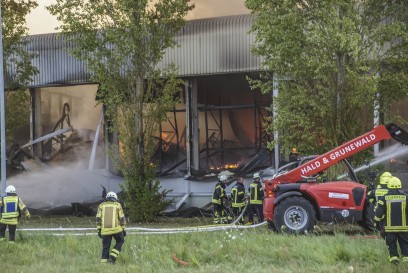 Gawufelden-Nebringen:  Industriehalle brennt  lichterloh 