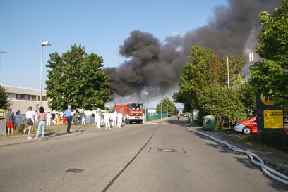 Gawufelden-Nebringen:  Industriehalle brennt  lichterloh 