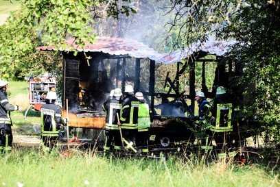 Neidlingen: Bauwagen brennt komplett aus