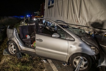 Moetzingen: Mercedes kracht unter Schwertransport
