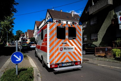 Koengen: Schwerer Verkehrsunfall in 30 Zone! PKW Ueberschlagen Feuerwehr und Rettungsdienst im Einsatz