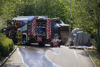 Sindelfingen:Feueralarm beim Baumarkt-Kunststoffrohre brennen im Aussenbereich 