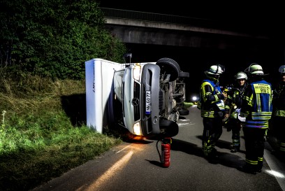 Kirchheim BAB8: Wohnmobil ueberschlaegt sich auf der Autobahn