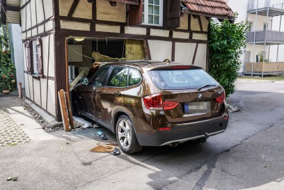 Esslingen-Mettingen: Fatales Wendemanoever - BMW durchbricht Wand von Fachwerkhaus und landet in der Kueche