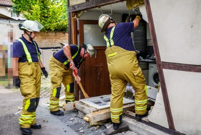 Esslingen-Mettingen: Fatales Wendemanoever - BMW durchbricht Wand von Fachwerkhaus und landet in der Kueche