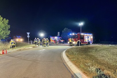 Kuppingen: Ueber Kreisverkehr geschanzt und ueberschlagen - drei Verletzte