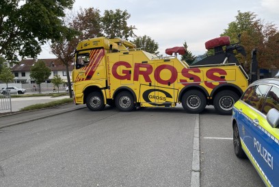 Herrenberg:Linienbus stuerzt nach Unfall in Aldi-Zufahrt