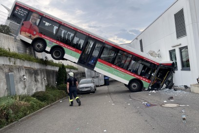 Herrenberg:Linienbus stuerzt nach Unfall in Aldi-Zufahrt
