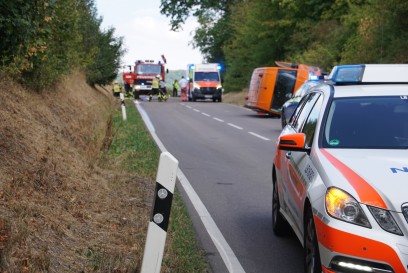 Sachsenheim-Hohenhaslach:Transporter ueberschlaegt sich, 1 Person verletzt