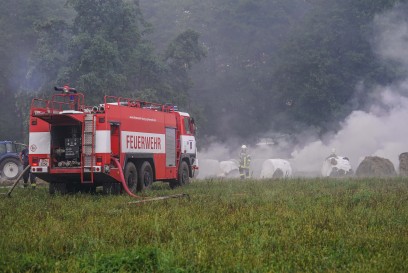 Burg-Mueschen: Vermutlich durch Blitzeinschlag brennt Strohlager 
