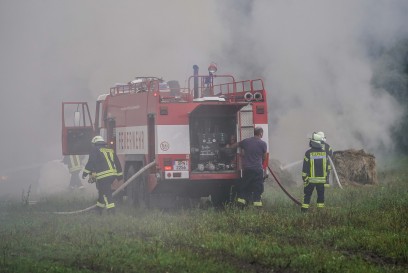 Burg-Mueschen: Vermutlich durch Blitzeinschlag brennt Strohlager 