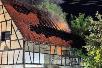 Nellingen: Scheunenbrand in Nellingen fuehrt zu Grosseinsatz 