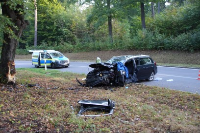 Esslingen : Opel Fahrer kracht frontal gegen Baum auf der Roemerstrasse- Schwer verletzt